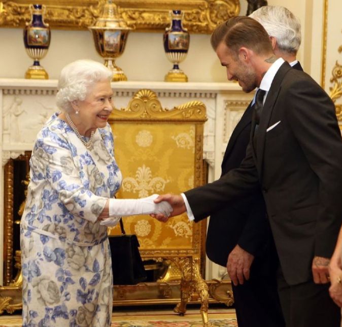 Inglês orgulhoso, David Beckham fez uma bela homenagem à grande representante da monarquia inglesa. O ex-jogador de futebol compartilhou diversas fotos ao longo dos anos - até um clique fofíssimo dela criança. Beckham ainda incentivou as comemorações: Hoje, celebramos o Jubileu de Platina da nossa Rainha. 70 anos de serviço e liderança inspiradora do nosso país. Vamos nos unir e comemorar seu reinado notável com uma grande festa britânica nos próximos dias, escreveu ele.
