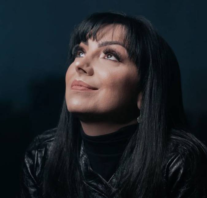 Cantora gospel Eyshila Santos sofre acidente compartilha foto de carro capotado