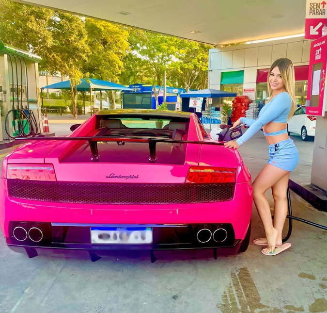 Melody se assusta com preço da gasolina ao abastecer carro de um milhão e meio de reais