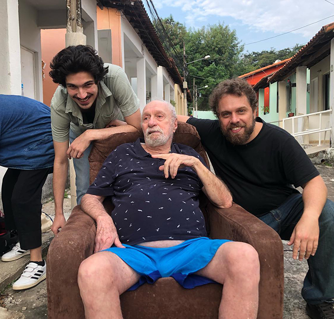 Paulo César Pereio recebe visita do filho e neto no Retiro dos Artistas