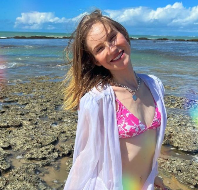 Sammy que é ex-esposa de Pyong Lee, está fugindo dos dias gelados de São Paulo e decidiu ir curtir alguns dias de sol com os amigos em Trancoso, na Bahia. A bonitona posou nas redes sociais com um sorrisão no rosto, cabelo solto, saída de praia branca quase transparente e um biquíni rosinha com marcas em branco que caiu super bem nela.