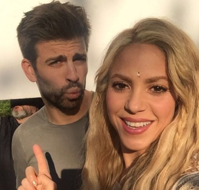 E nem demorou muito para que o assunto ganhasse altas proporções! Nenhum dos dois resolveu ainda falar sobre o assunto, mas o mesmo jornal decidiu soltar ainda mais informações sobre o ocorrido e revelou que possivelmente a mulher com quem Piqué estaria fazendo waka waka seria  a mãe de Pablo Gavi, jovem companheiro do jogador no time Barcelona.