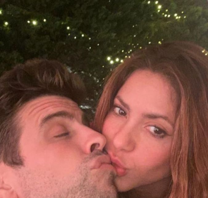 Os rumores de divórcio entre Piqué e Shakira deu uma certa esfriada quando os dois foram vistos juntos no dia 3 de junho. Os dois estariam chegando na casa da mãe do jogador do Barcelona.