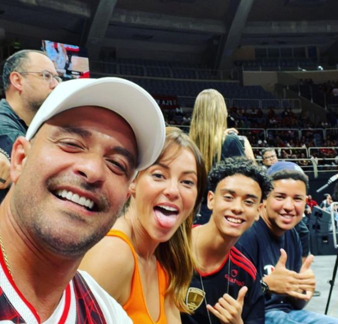 O casal apareceu também nas redes posando durante um dia que foram assistir a um jogo de basquete. Paolla apareceu mostrando a lingua ao lado de seu enteado e de seu amado. Já Diogo, que publicou a foto, revelou que o momento em família foi super descontraído. Que fofos!