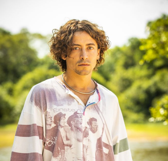Após discutir com possível <I>affair</i> na rua, Jesuíta Barbosa curte <I>show</i> do <I>Rock in Rio</i> com o bonitão