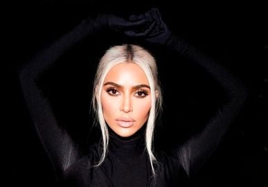 Kim Kardashian choca ao afirmar que comeria até fezes para rejuvenescer: <i>Todos os dias</i>