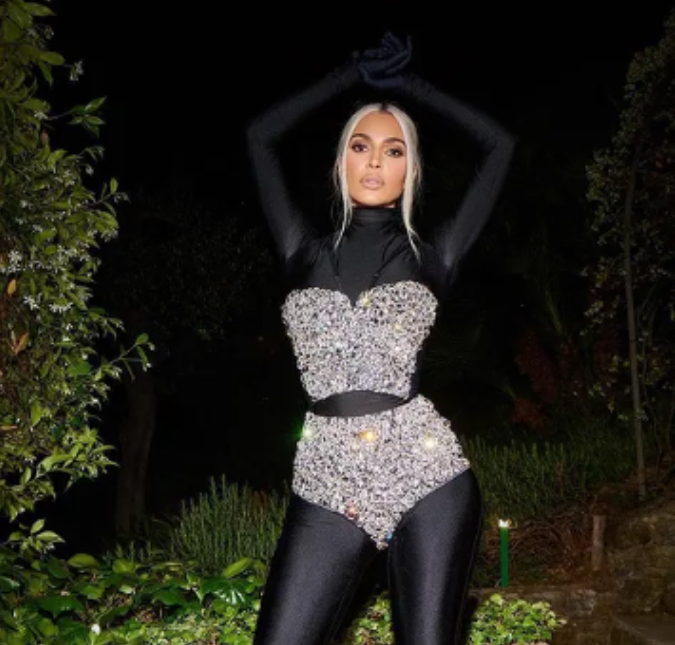 Kim Kardashian viaja a Londres para participar de Jubileu de Platina, mas é barrada