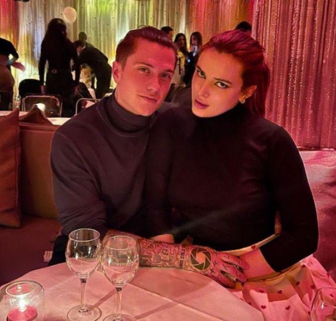 Foi bom enquanto durou! Bella Thorne de apenas 24 anos de idade anunciou que infelizmente o seu noivado com Benjamin Mascolo chegou ao fim no dia 4 de junho. Pois é, os estavam juntos há três anos e tinham oficializado o compromisso no ano passado. O anúncio foi feito pela revista People e logo em seguida os dois resolveram falar nas redes sociais sobre o assunto. Eu terminei com o Ben pelos meus próprios motivos. Por favor, parem de perguntar, isso é uma questão pessoal, revelou a bonitona em suas redes. Já o italiano escreveu: Por favor, respeitem o espaço dela. A revista revelou que o término veio por conta da agenda muito agitada dos dois. Que triste!