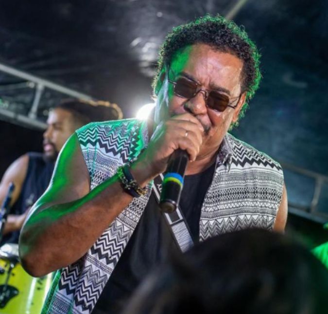 Compadre Washington não paga pensão do filho e tem prisão decretada, diz colunista O cantor acumulou uma dívida no valor aproximado de 130 mil reais