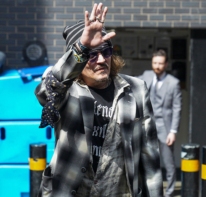 Johnny Depp conversa com fãs e brinca sobre seus dedos: -<i>Tenho quatro e meio</i>