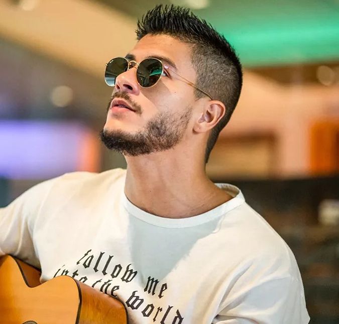 O cantor esteve presente no aniversário de Douglas Silva no último sábado, dia 4