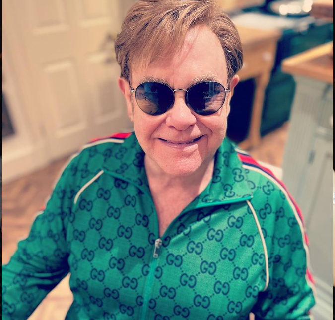 Após flagra de cadeira de rodas, Elton John abre o jogo e fala sobre a saúde