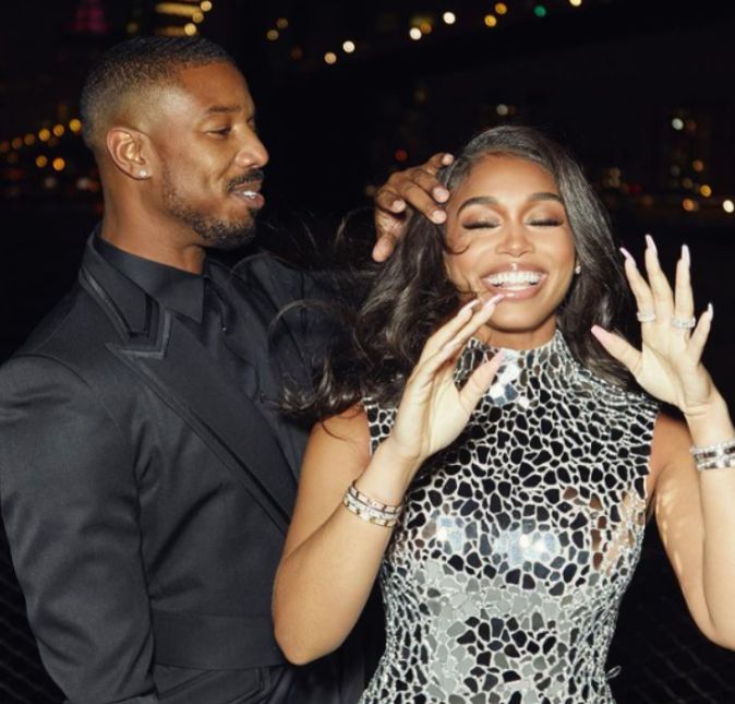 Mais um solteirão na praça! Foi divulgado pela People que Michael B. Jordan terminou o namoro que mantinha com Lori Harvey, no dia 4 de junho. Mas não vai achando que o bonitão tá livre, leve e solto com vontade de se entregar na pista porque segundo a revista eles terminaram sim, mas que o ator está completamente devastado.  Uma fonte próxima do casal conversou com a People e revelou: Michael amadureceu muito durante a relação e estava pronto para o compromisso a longo prazo. Ele baixou suas defesas com ela, se abriu emocionalmente em uma relação romântica pela primeira vez. Eles viveram ótimos momentos juntos e afloraram o melhor um no outro. A última aparição pública dos dois foi durante o after-party do Oscar, há pouco mais de dois meses. Lembrando que eles estavam juntos de 2020!