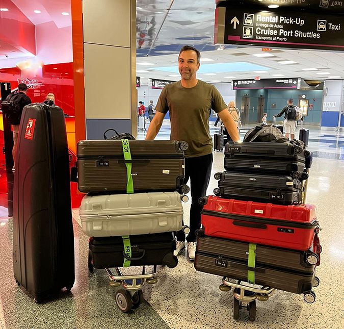 Tadeu Schmidt brinca sobre quantidade de malas após viagem aos Estados Unidos: Que vergonha! O apresentador contou que o plano original era não fazer muitas compras durante a estadia fora