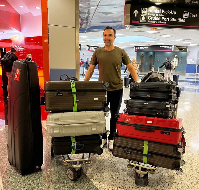 Tadeu Schmidt brinca sobre quantidade de malas após viagem aos Estados Unidos: <i>Que vergonha!</i>