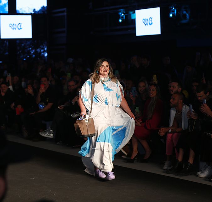 Na SPFW, estilista Walério Araújo fala sobre campanha de conscientização que fez parte de seu desfile Nesta edição, ele trouxe às passarelas muito brilho, cores, plumas e claro, glamour