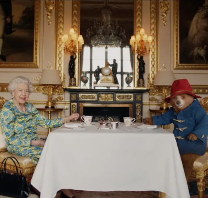 Rainha Elizabeth II aparece em vídeo com famoso personagem britânico