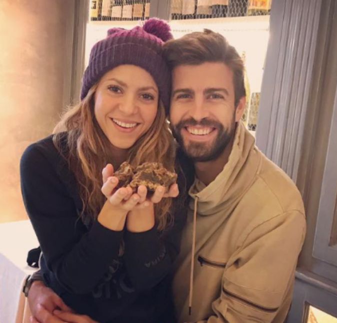 Mas no dia 4 de junho o nome do casal voltou a ganhar as manchetes de jornal porque Shakira decidiu anunciar publicamente que estaria realmente se separando do jogador. Sem muitos detalhes, a cantora fez questão de anunciar no Mirror e no Daily Mail o assunto. - Com muito pesar nós confirmamos que estamos nos separando. Pelo bem-estar dos nossos filhos, que são nossa maior prioridade, pedimos que vocês respeitem nossa privacidade. Obrigada pela compreensão, disse a nota. Vixe!
