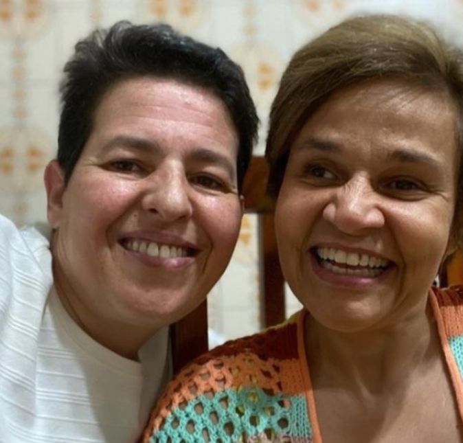 Cláudia Rodrigues que é conhecida por vários papéis no teatro e na televisão decidiu assumir todo o seu amor por sua ex-empresária Adriane Bonato e a pediu publicamente em casamento. E isso não pegou só Adriane de surpresa, mas também todo mundo até mesmo o seu interesse romântico. A atriz fez um vídeo nas redes sociais e nem mediu esforços para rasgar elogios para a parceira e ao mesmo tempo solta alguns desabafos ao querer tê-la de volta em sua vida. Isso mesmo, as duas estão rompidas desde março deste ano e depois disso Adriane até parou um pouco de usar as redes sociais - onde era bem ativa. Em uma entrevista exclusiva para o Extra, o atual empresário de Cláudia Rodrigues falou sobre tudo isso: É, a Cláudia pegou a Adriane de surpresa. A gente sabe que seria algo que ela jamais quis que fosse publicada. Trabalho com a Cláudia há alguns anos e, ela brincou que me pediu autorização para falar. Já conversávamos sobre isso há um mês e sempre disse que se era o que ela sonhava, eu a apoiava. Cláudia abriu o coração e está muito feliz por ter feito isso. Eita! A seguir, relembre os casais famosos que tiveram pedidos de casamentos para lá de inesquecíveis! Cláudia Rodrigues que é conhecida por vários papéis no teatro e na televisão decidiu assumir todo o seu amor por sua ex-empresária Adriane Bonato e a pediu publicamente em casamento. E isso não pegou só Adriane de surpresa, mas também todo mundo até mesmo o seu interesse romântico. A atriz fez um vídeo nas redes sociais e nem mediu esforços para rasgar elogios para a parceira e ao mesmo tempo solta alguns desabafos ao querer tê-la de volta em sua vida. Isso mesmo, as duas estão rompidas desde março deste ano e depois disso Adriane até parou um pouco de usar as redes sociais - onde era bem ativa. Em uma entrevista exclusiva para o Extra, o atual empresário de Cláudia Rodrigues falou sobre tudo isso: É, a Cláudia pegou a Adriane de surpresa. A gente sabe que seria algo que ela jamais quis que fosse publicada. Trabalho com a Cláudia há alguns anos e, ela brincou que me pediu autorização para falar. Já conversávamos sobre isso há um mês e sempre disse que se era o que ela sonhava, eu a apoiava. Cláudia abriu o coração e está muito feliz por ter feito isso. Eita! A seguir, relembre os casais famosos que tiveram pedidos de casamentos para lá de inesquecíveis!