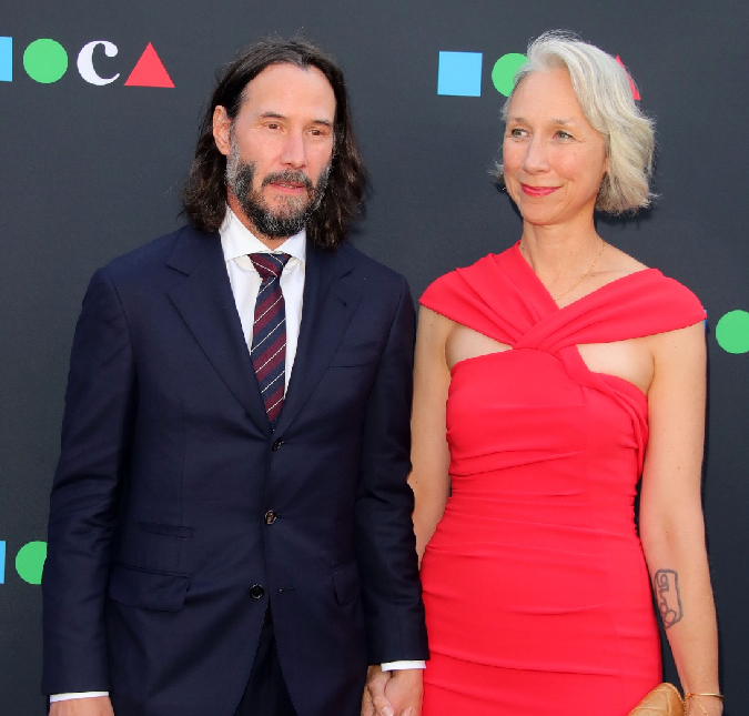 Keanu Reeves aparece de mãos dadas com a namorada durante um evento