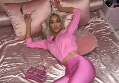 Kim Kardashian grava vídeo com <I>lingerie</i> cavada e exibe corpão