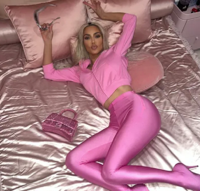Kim Kardashian grava vídeo com <I>lingerie</i> cavada e exibe corpão