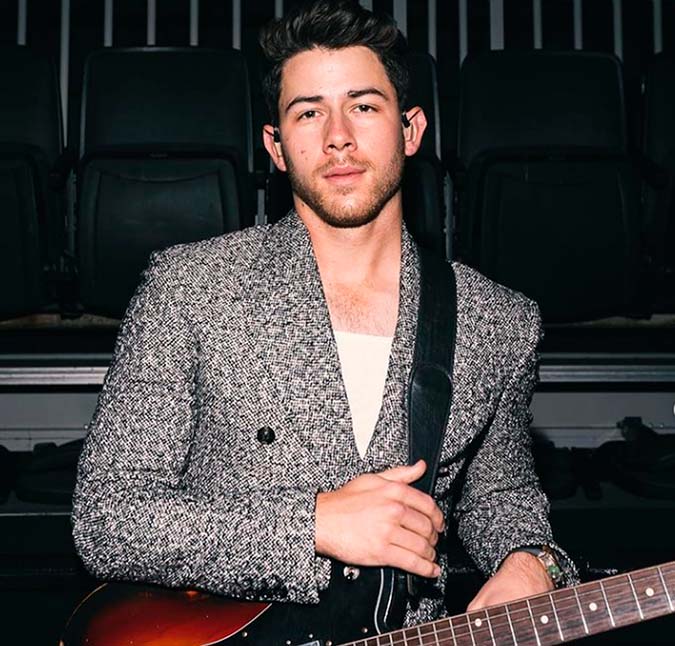 Nick Jonas é atingido na virilha e levado para ambulatório