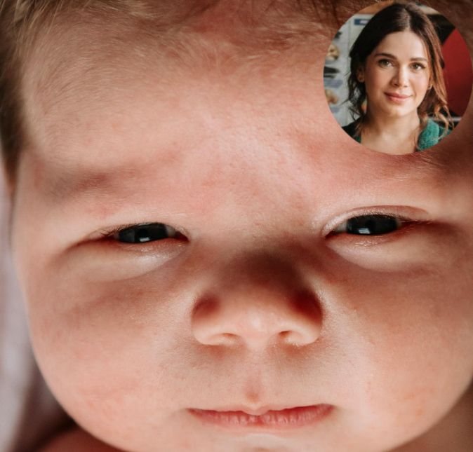 Sabrina Petraglia se tornou mamãe pela terceira vez no dia 10 de abril e apenas no dia 7 de junho foi que ela resolveu compartilhar com seus fãs e seguidores a primeira imagem com o rostinho de Léo, seu caçula. A criança é fruto do relacionamento da atriz com Ramón Velásquez. Lembrando que ela também é mãe de Gael, que nasceu prematuro em 2019 e ficou internado cerca de 19 dias na UTI. Depois veio Maya, em dezembro de 2020 e agora o pequeno Léo. Na legenda da publicação que conta com o rostinho bravo da criança, Sabrina escreveu: Léo Velázquez, 35 dias.
Meu caçulinha. Que fofo!