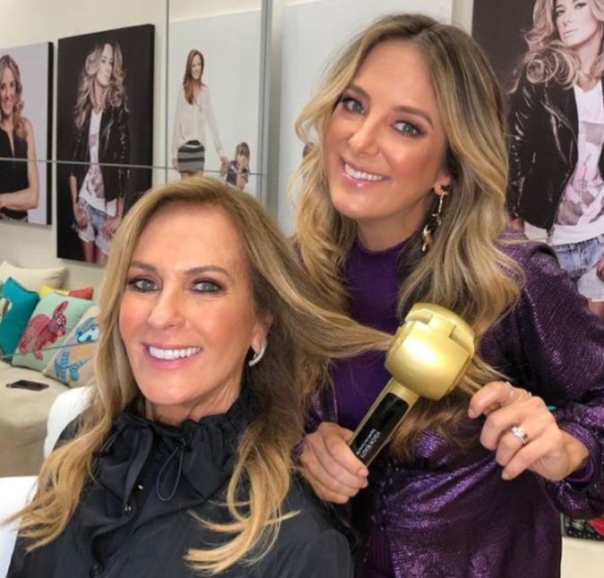 Ticiane Pinheiro sempre mostra que é super apegada à família. Recentemente, a apresentadora apareceu posando em um camarim e ajudando a mãezona a arrumar os fios de cabelo. Que fofas!