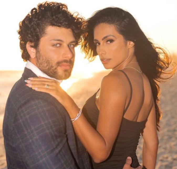 Jesus Luz anunciou em suas redes sociais no dia 8 de junho que seu namoro com Carol Ramiro infelizmente chegou ao fim. O ex-casal decidiu fazer o pronunciamento juntos no Instagram com uma publicação em que os dois estão em uma foto totalmente preto e branca e na legenda eles escreveram: Sempre viemos aqui compartilhar o nosso amor com vocês e hoje viemos fazer isso, mas de uma maneira diferente. Porque o amor é isso, ele se transforma… Eu e Jesus Luz não estamos mais juntos como casal, mas nesses sete anos de união construímos uma família linda, que é nosso maior bem e preciosidade. Nossa história foi pautada por momentos muito felizes e muito amor, e vai continuar sendo assim, só que agora trilhando caminhos diferentes, com a certeza de que nossa união é eterna: sempre fomos e sempre seremos muito amigos! Agradecemos o carinho de todos que acompanham o nossa vida e nosso trabalho e verdadeiramente torcem por nossa felicidade. Pedimos que respeitem o nosso momento e continuem nos apoiando. Como dito na própria publicação, os dois ficaram juntos por sete anos e juntos tiveram Malena, de cinco anos de idade. A seguir, confira mais casais que chegaram ao fim em 2022.