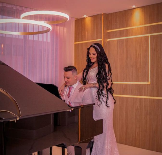 Horas depois, Patrick voltou até as redes sociais e apareceu sentado em um piano acompanhado de sua amada que estava em pé o vendo tocar, e escreveu: Encontrei em nós tudo aquilo que eu sempre soube que precisava, e como eu sou feliz ao teu lado. Que nosso alicerce seja firme e duradouro, que tenhamos sabedoria para conduzir essa nova história que estamos iniciando hoje