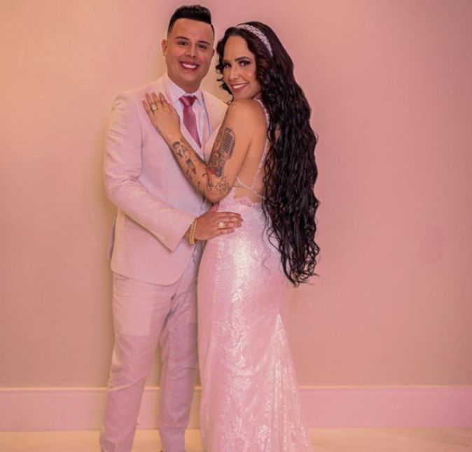 Perlla apareceu nas redes sociais simplesmente arrasando ao lado de seu até então noivo, Patrick Abrahão. A bonitona se declarou para o amado nas redes antes mesmo de subir ao altar e dizer sim para o amado. Na primeira publicação feita nesta quarta-feira, dia 8, a cantora escreveu: A música, o amor que temos, a mesma fé e o nosso trabalho nos uniram. E agora chegou a hora do nosso felizes para sempre! E vamos acompanhar essas fotos deste casamento, não é mesmo!?
