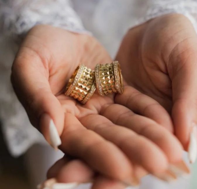 Valores? Temos! Perlla posou para alguns fotógrafos mostrando as alianças que o casal trocou e elas foram avaliadas, segundo o Metrópoles em 100 mil reais.