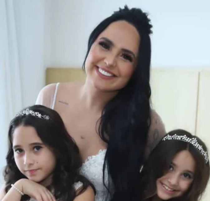 A cantora fez questão também de posar ao lado das filhas já vestida completamente de noiva. Que fofa!
