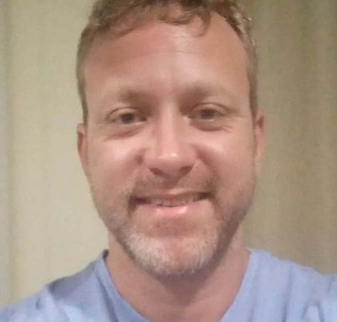 Após surto, pais de Sergio Hondjakoff estão com medo e querem internar o ator em clínica de reabilitação