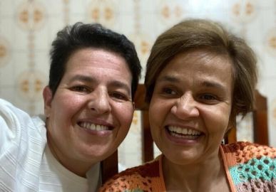 Adriane Bonato relembra de quando se afastou de Claudia Rodrigues devido aos sentimentos da atriz: -<i>Disse que ela estava confundindo as coisas</i>