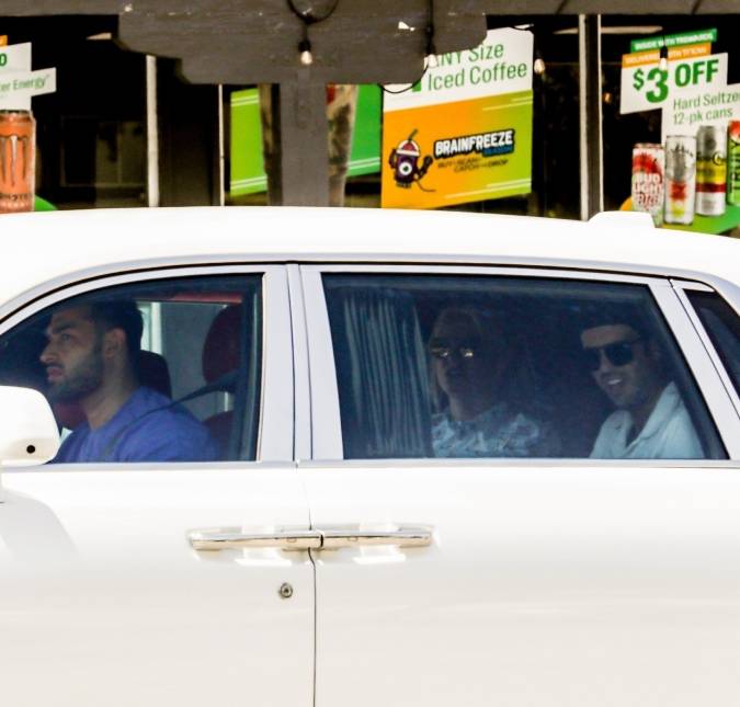 Britney Spears é vista passeando com o noivo antes horas antes do casamento
