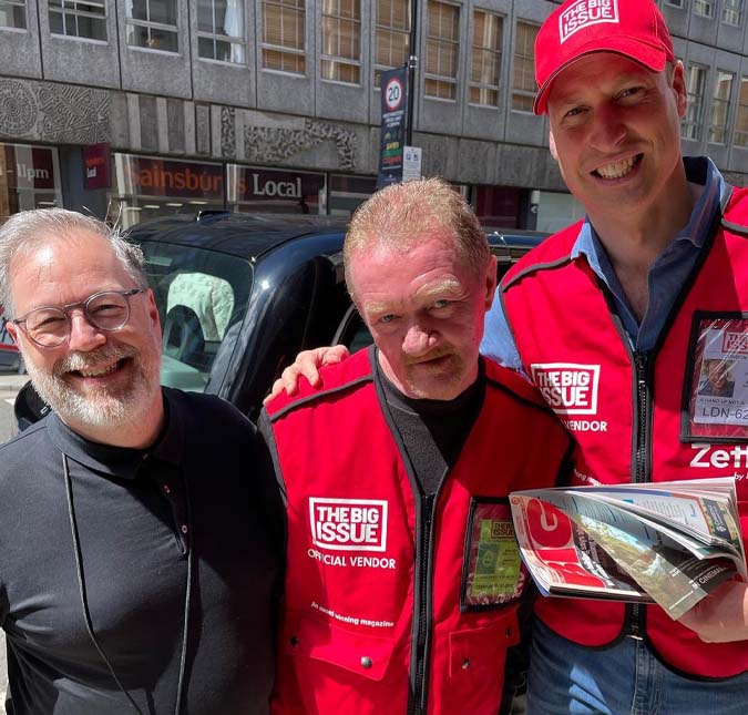 De colete vermelho e boné, Príncipe William é flagrado vendendo revista no centro de Londres