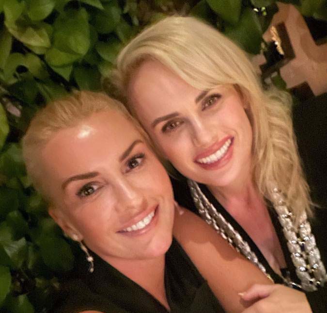 Rebel Wilson assume namoro com empresária e posta primeira foto na <i>web</i>