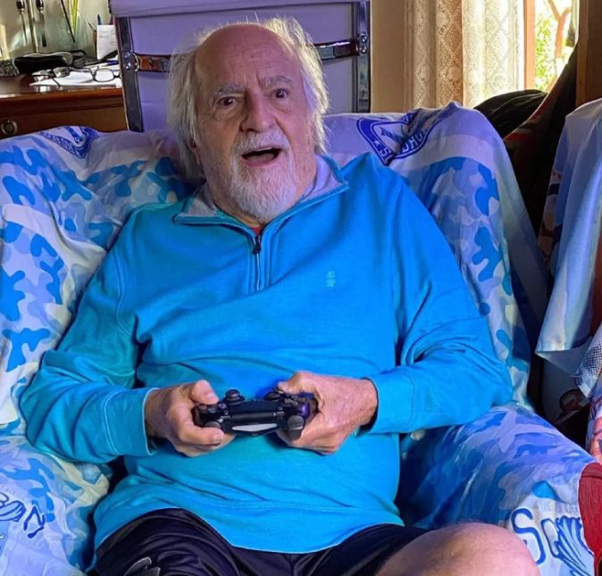 Ary Fontoura já gosta de jogos mais esportivos e dá um verdadeiro show no PES. Certa vez, o ator até posou na frente da televisão mostrando o baile que deu em um outro player.