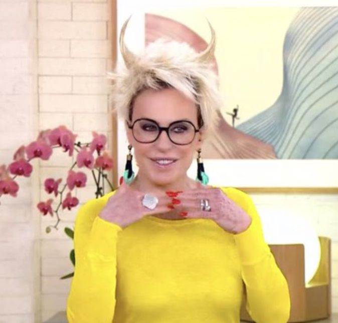 Ana Maria Braga também ama jogar vídegame a já apareceu sentadinha na frente de uma imensa televisão com os olhos vidrados na tela. Mas o jogo favorito mesmo dela é o Guitar Hero.