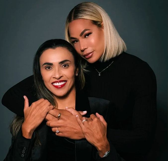 A atacante não perdeu tempo e... atacou! De acordo com o Extra, a futebolista Marta rompeu o noivado com zagueira americana Toni Deion, com quem estava desde 2019. Mas não pense que ela está sozinha, não. Ainda segundo o jornal, ela já emendou o romance com outra zagueira de seu time, o Orlando Pride, a também americana Carrie Lawrence. Por sua vez, Deion começou a namorar outra brasileira, a especialista em marketing Eduarda Pavão. Eita, que troca troca!