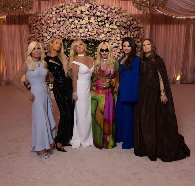Madonna, Selena Gomez, Paris Hilton e mais... Confira as famosas que marcaram presença no casamento de Britney Spears!