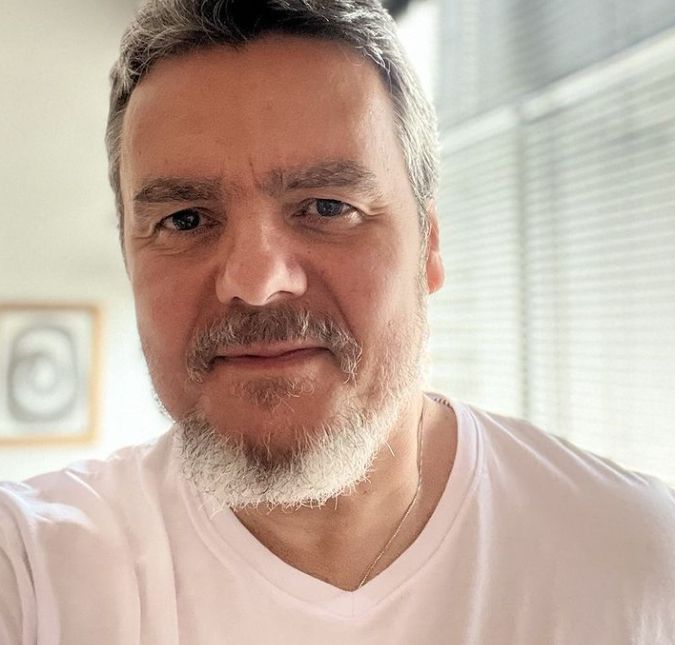 Cássio Gabus Mendes compartilha foto rara com Lídia Brondi, veja! O ator aproveitou o Dia dos Namorados para posar sorridente ao lado da amada