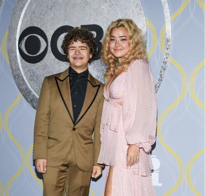 Gaten Matarazzo, ator de <i>Stranger Things</i>, participa de premiação com a namorada