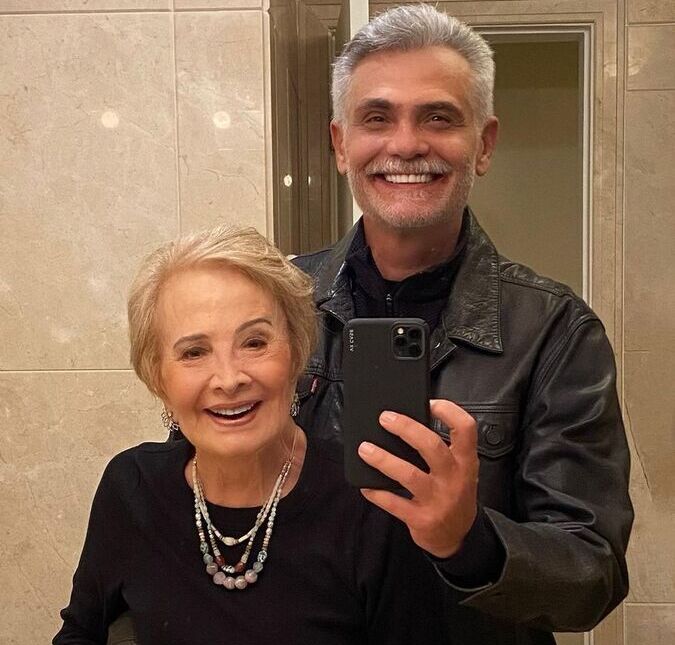 Dez meses após morte de Tarcísio Meira, Glória Menezes surge sorridente ao lado do filho