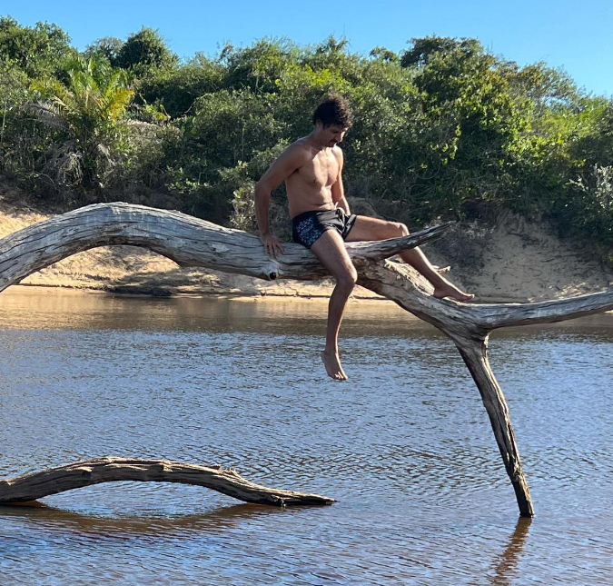 Ator de Tibério em <I>Pantanal</i> posa de sunga e recebe chuva de elogios