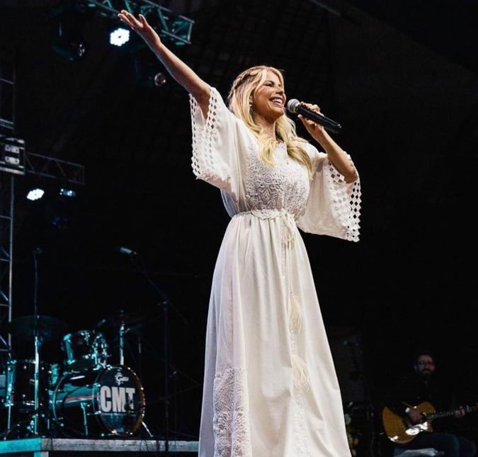 Karina Bacchi se arrisca como cantora gospel e vai até lançar uma música