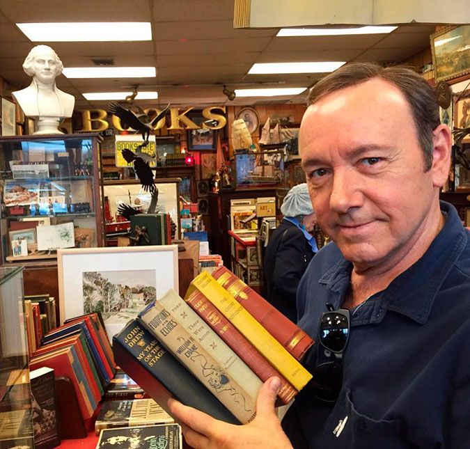 Kevin Spacey deverá comparecer ao tribunal pela acusações de crimes sexuais, diz jornal O ator enfrentará as acusações no Tribunal de Magistrados de Westminster, no Reino Unido