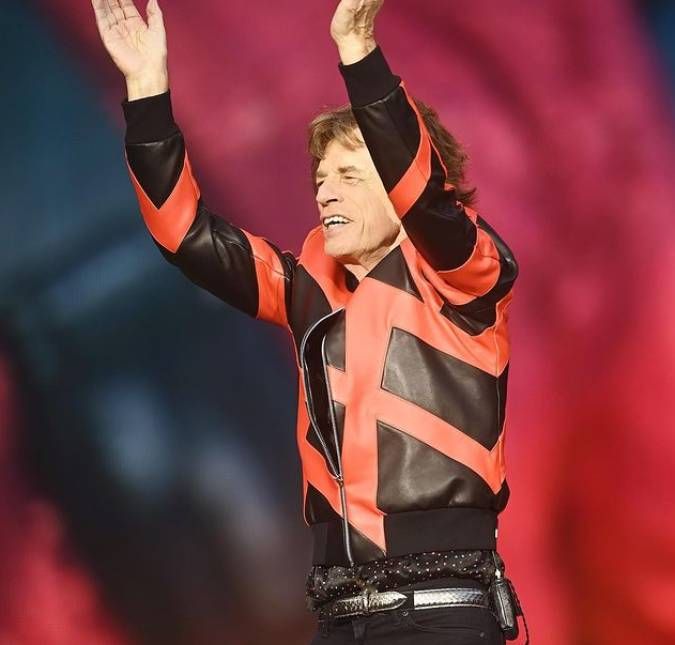 O teste foi feito após o vocalista, de 78 anos de idade, chegar no estádio e apresentar alguns sintomas